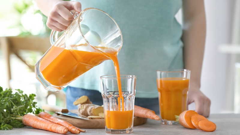 Nên uống nước ép cà rốt vào lúc nào
