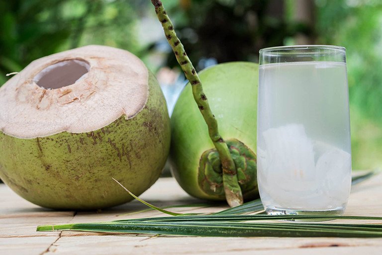 Nên uống nước dừa vào lúc nào trong ngày