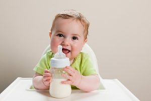 Bé 18 tháng tuổi uống bao nhiêu sữa 1 ngày