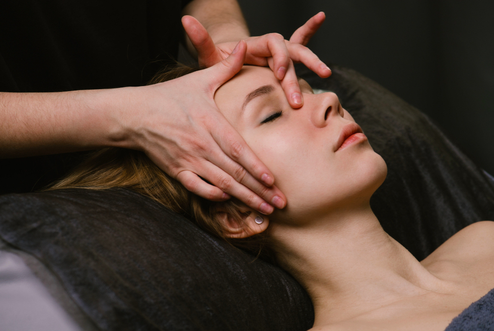 Massage mặt – cách làm mũi cao thon gọn