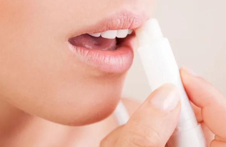 Chỉ nên thoa một lớp mỏng, đều trên bề mặt môi
