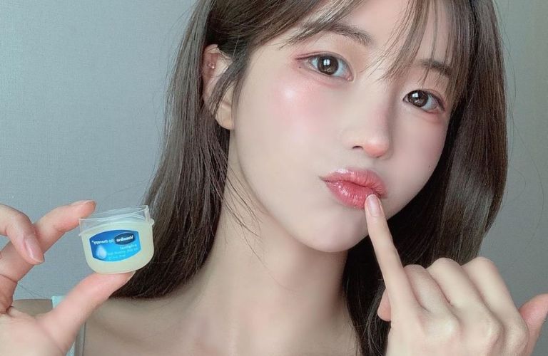 Có thể dùng Vaseline sau phun môi 