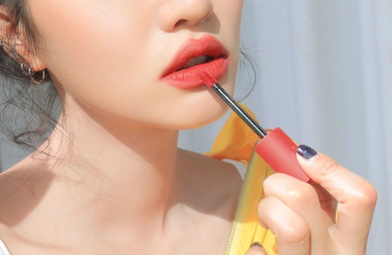 Sử dụng son có màu, son lì quá sớm