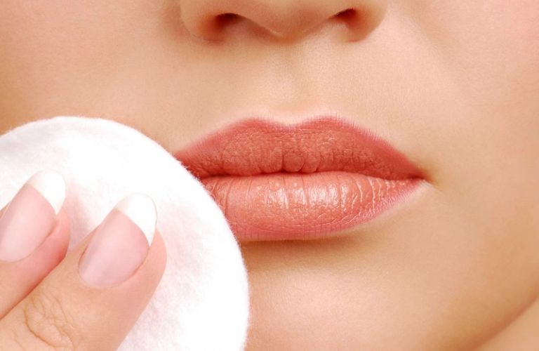 Làm sạch vùng môi trước khi bôi thuốc 