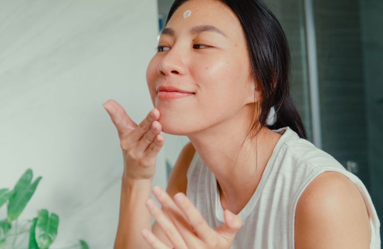 Làm căng da mặt bằng cách sử dụng kem dưỡng da, chống lão hóa hàng ngày