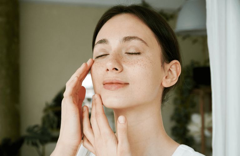 Massage vùng má và cằm