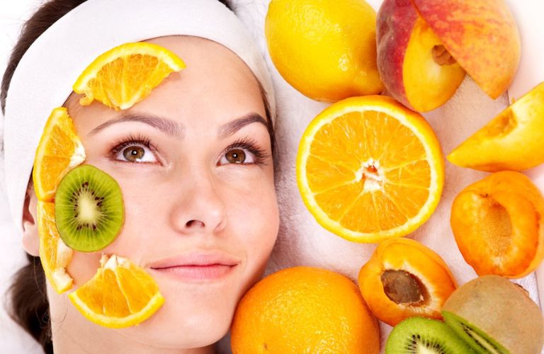 Uống hoặc đắp mặt nạ từ quả cam có thể giảm sắc tố da và kích thích sản sinh collagen