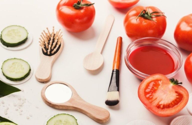 Cà chua là một loại hoa quả giúp làm sáng và trẻ hóa làn da một cách tuyệt vời