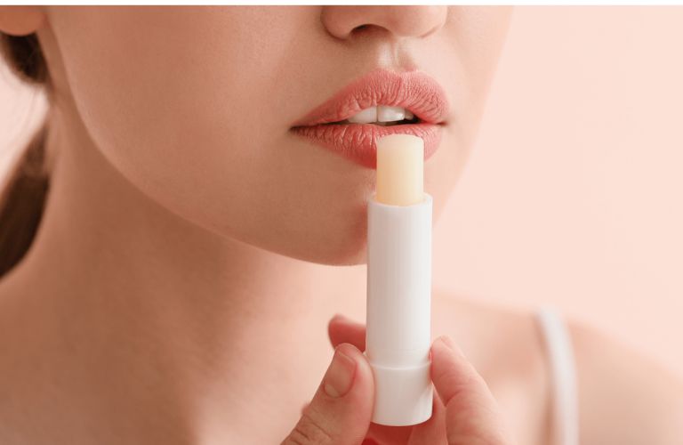 Sử dụng son dưỡng môi phù hợp
