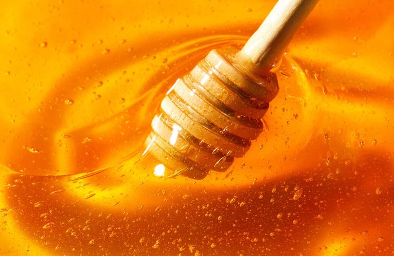 Dưỡng môi bằng mật ong nguyên chất