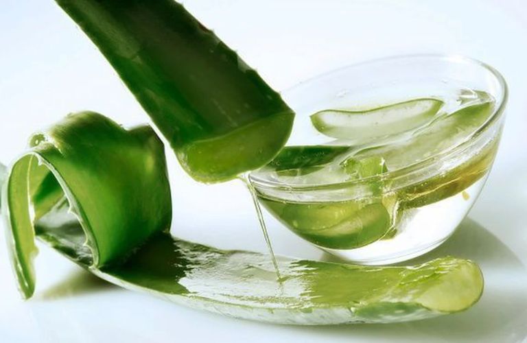 Trị thâm môi bẩm sinh tại nhà bằng nha đam (lô hội)