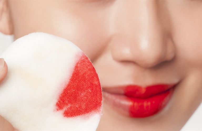 Viền môi có thể bị thẩm nếu không tẩy trang cho môi