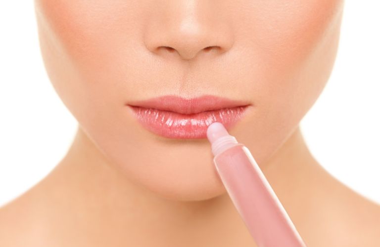 Sử dụng son dưỡng môi có chỉ số SPF để bảo vệ môi khỏi ánh nắng mặt trời