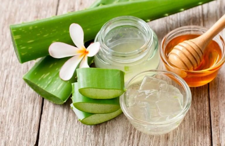 Chăm sóc môi bằng nha đam giúp cải thiện tình trạng mép môi bị thâm
