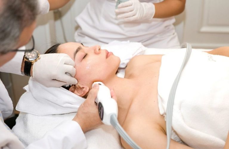 Căng da mặt bằng Thermage (sóng RF)