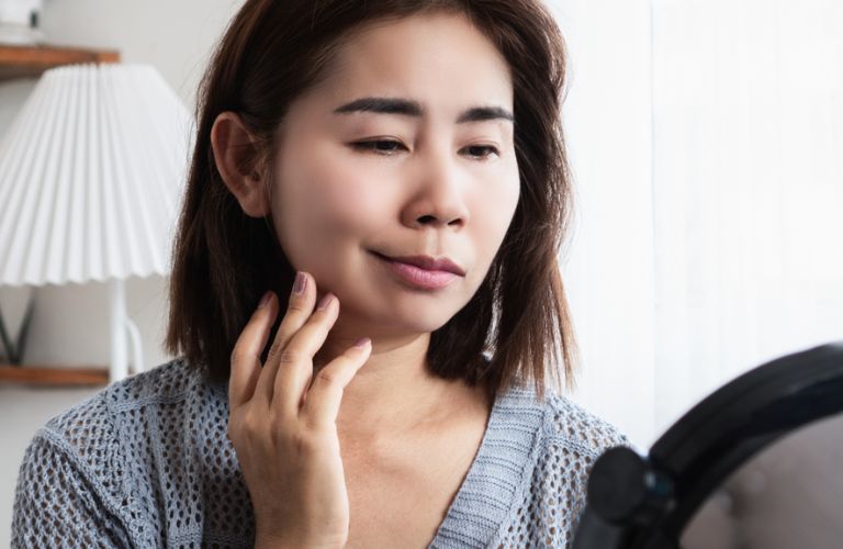 Căng da mặt có thể bị méo miệng do thực hiện sai kỹ thuật