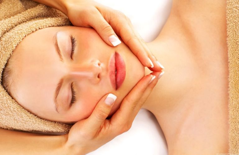 Massage mặt nhẹ nhàng