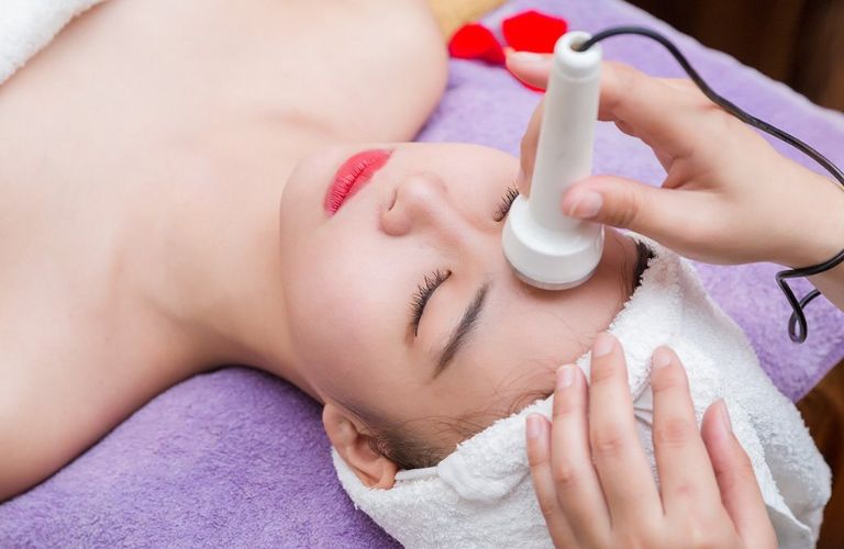 Căng da mặt không phẫu thuật bằng sóng RF