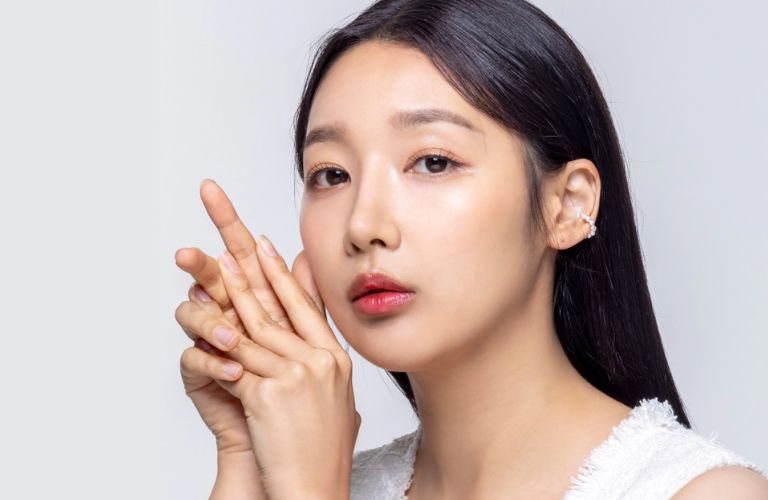 Căng da mặt mini giúp nâng cơ nhẹ nhàng, mang lại vẻ đẹp tự nhiên, không làm thay đổi khuôn mặt