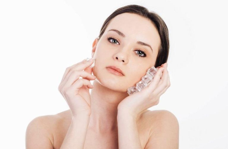 Chườm lạnh để giảm sưng và bầm tím
