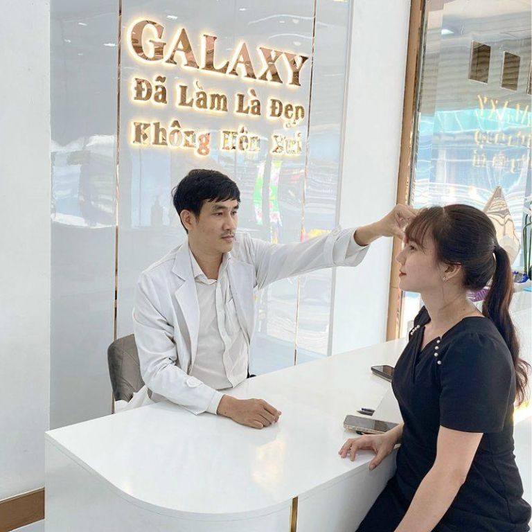 Bác sĩ Lê Trần Duy là người trực tiếp thăm khám, tư vấn và tiến hành căng da mặt