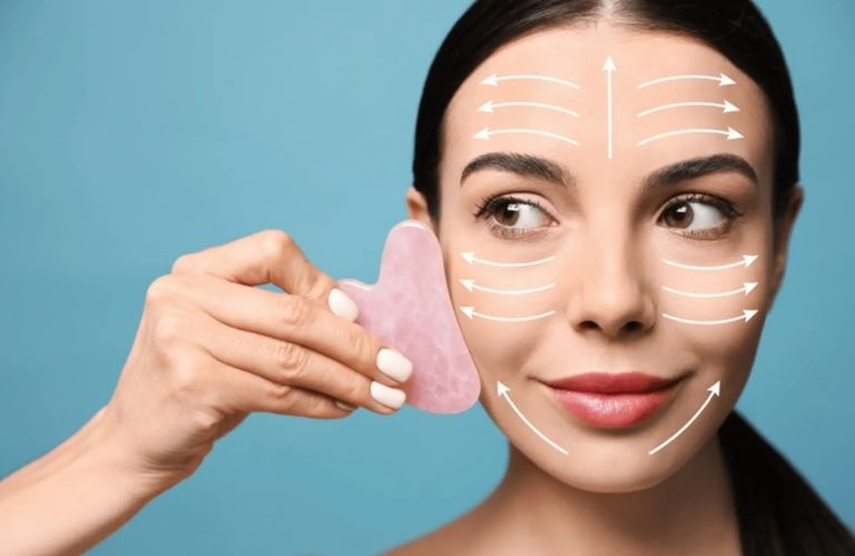 Massage mặt không chỉ giúp thư giản mà còn làm căng da mặt tự nhiên