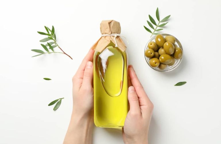 Căng da mặt tự nhiên tại nhà bằng dầu olive