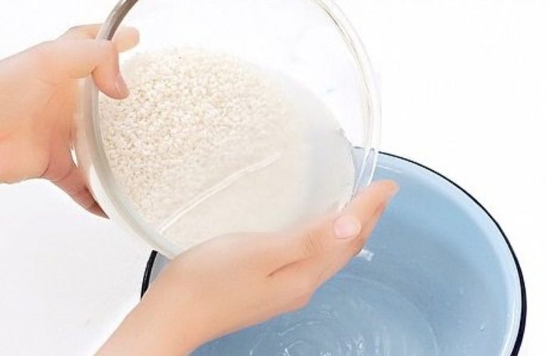 Nước vo gạo có tác dụng làm trắng da, căng da mặt