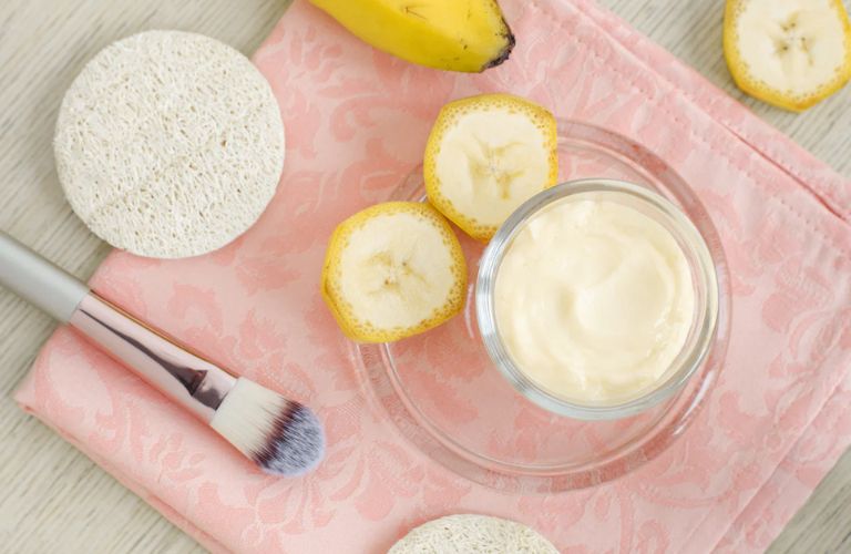 Làm căng da mặt với mặt nạ chuối đơn giản