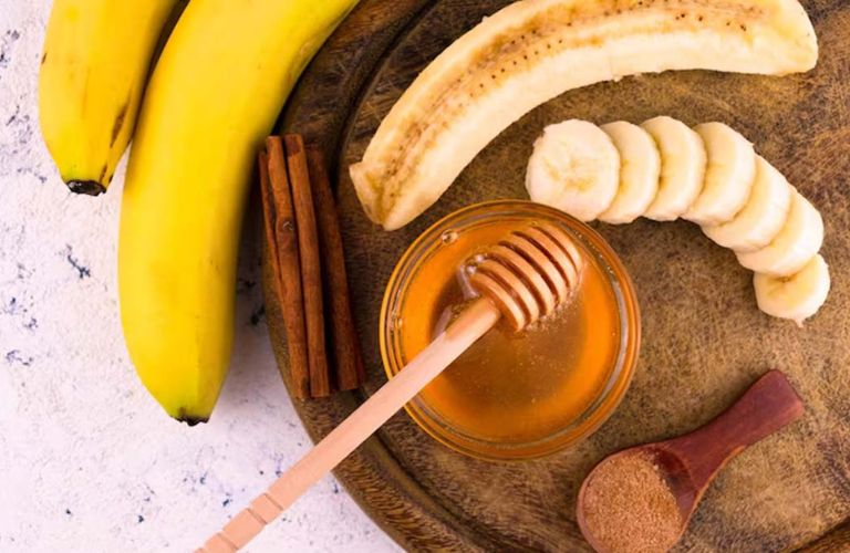 Cách căng da mặt với chuối và mật ong