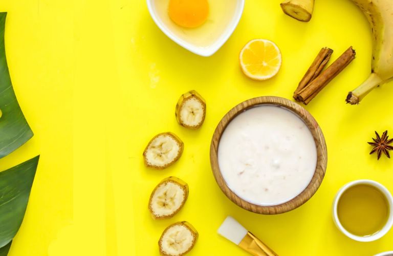 Cách làm căng da mặt với chuối và sữa chua