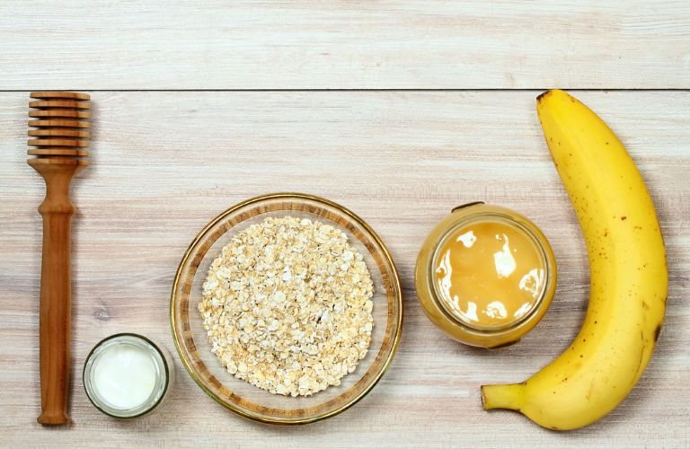 Cách dùng chuối và bột yến mạch làm căng da mặt