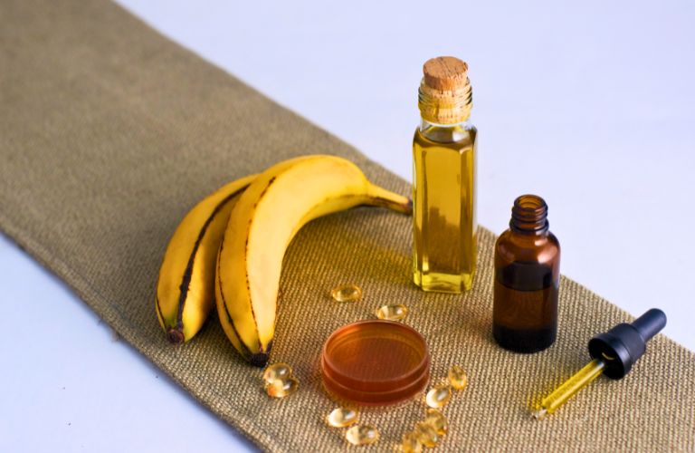 Cách làm căng da mặt với chuối và dầu oliu