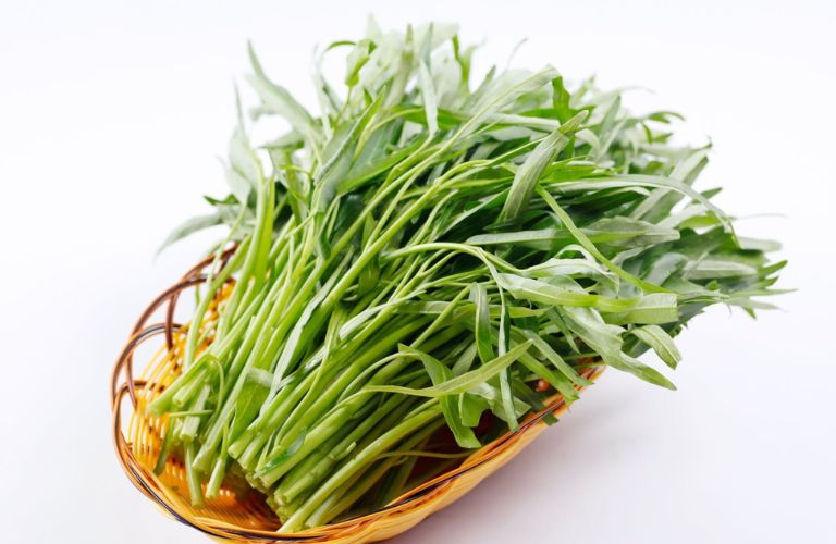 Người mới phẫu thuật cắt mí cần kiêng ăn rau muốn tối thiểu 1 tháng