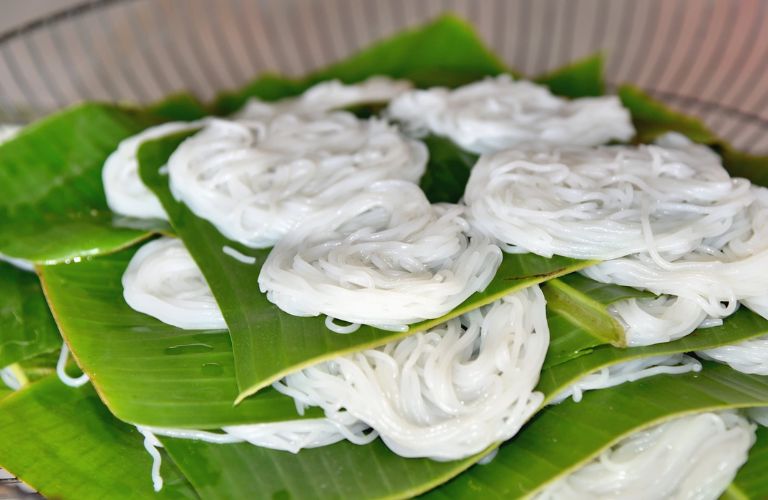 Những người cắt mí xong hoàn toàn có thể ăn bún nhưng cần chú ý các nguyên liệu kèm theo