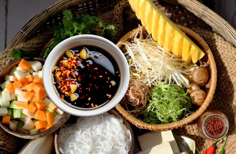 Món bún chay, bún thịt heo luộc hoặc bún rau củ đều rất phù hợp với những người mới cắt mí mắt