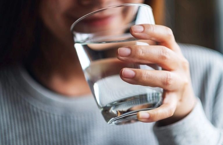 Uống đủ nước mỗi ngày để giải độc cơ thể, duy trì độ ẩm giúp da khỏe và phục hồi nhanh