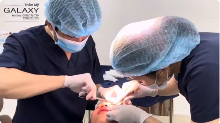 Cắt mí mắt có đau không