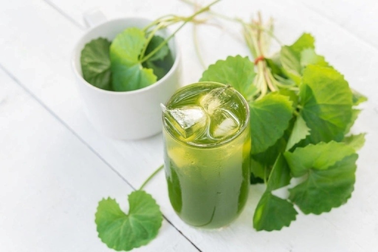 sau cắt mí mắt uống rau má được không