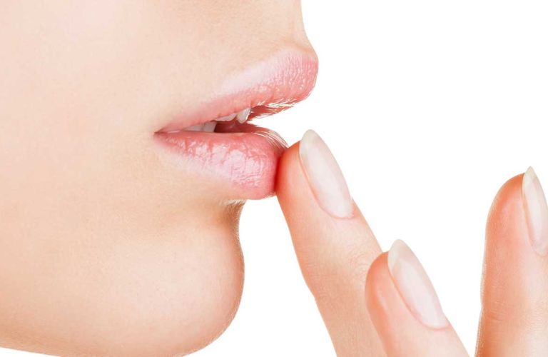 Cần chăm sóc môi sau khi phun đúng cách