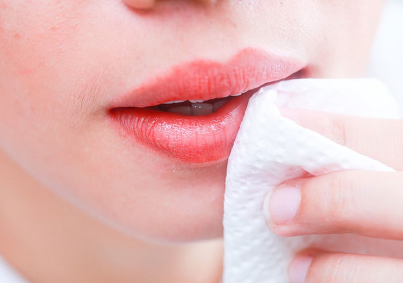 Chăm sóc môi sau khi phun