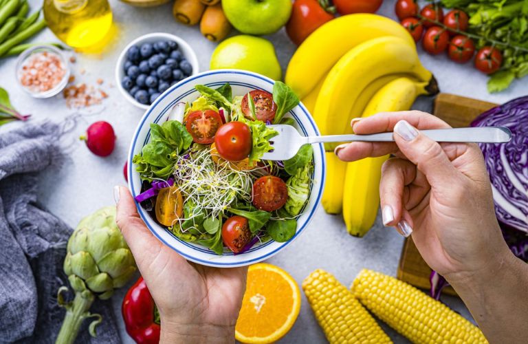 Ăn nhiều trái cây, rau củ giàu vitamin A, C và E