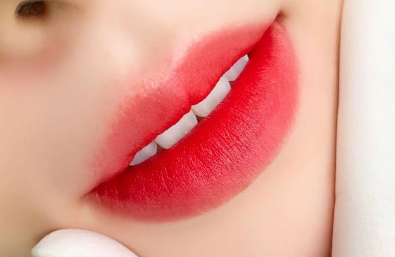 Phun môi Holo (Hologram Lips)