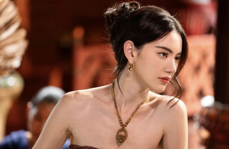 Chân mày Thái đuôi xếch cao là kiểu dáng nguyên bản và dễ nhận diện nhất