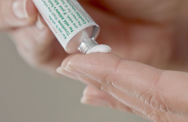 Ngừng và không tự ý dùng thuốc mỡ hay các sản phẩm bôi ngoài khác