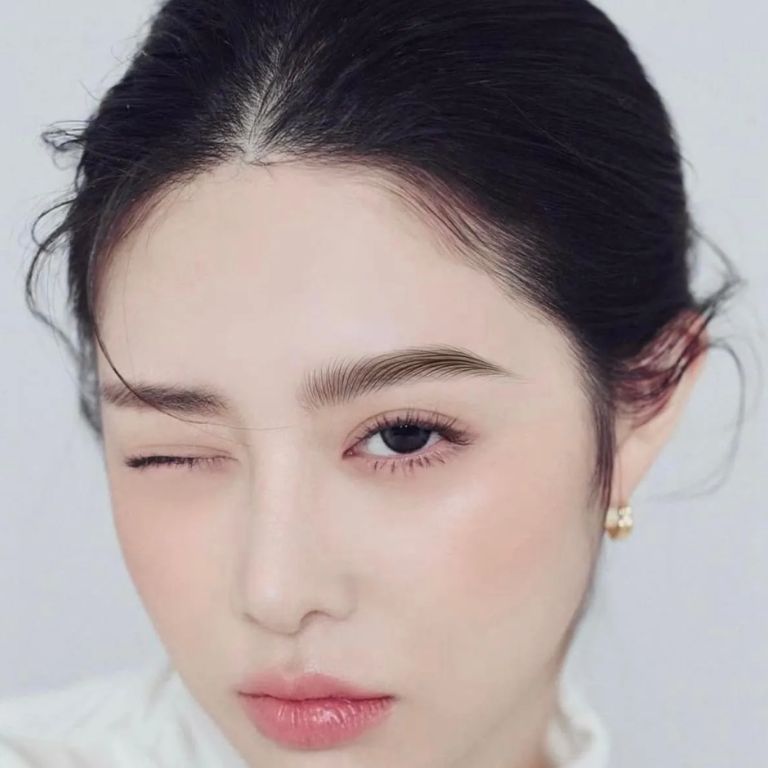Điêu khắc chân mày 6D chân thật và tự nhiên hơn so với phun xăm và điêu khắc 3D