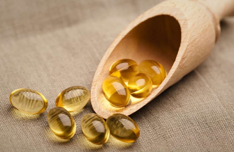 Dưỡng môi bằng mật ong và vitamin E
