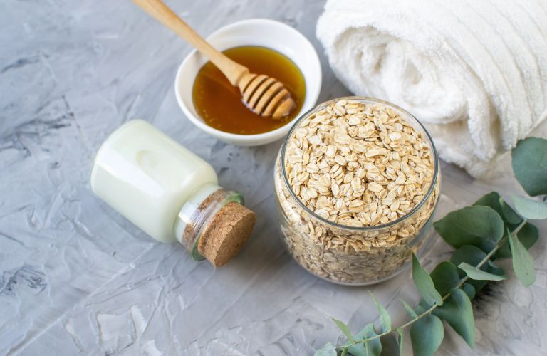 Dưỡng môi bằng mật ong và bột yến mạch