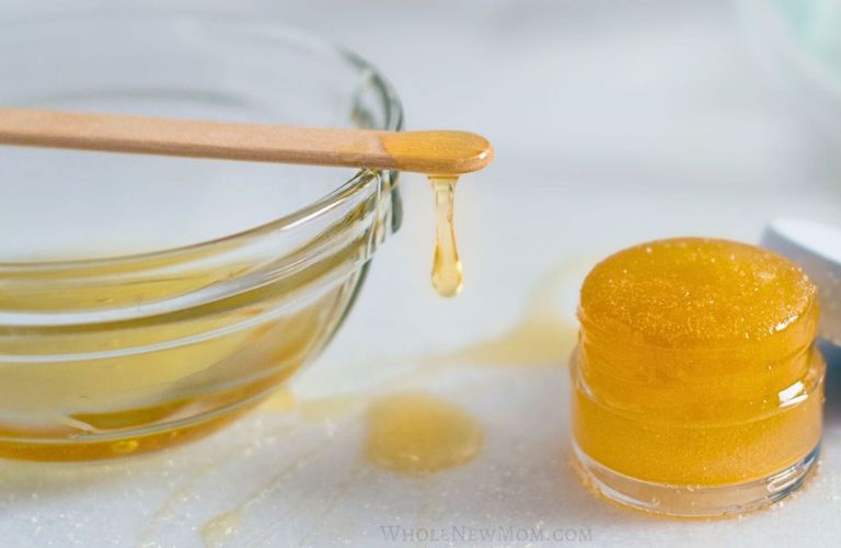 Dưỡng môi bằng mật ong nguyên chất