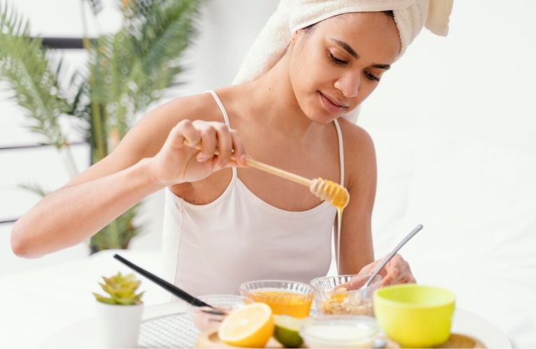 Dưỡng môi bằng mật ong và chanh